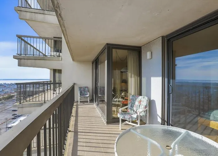Bright With Balcony Views Pool Game Tennis Court & Ac Holiday home