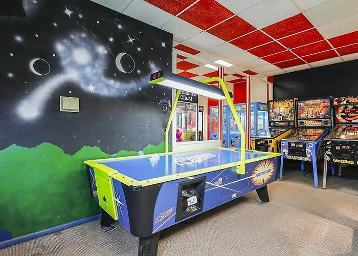 Bright With Balcony Views Pool Game Tennis Court & Ac Holiday home